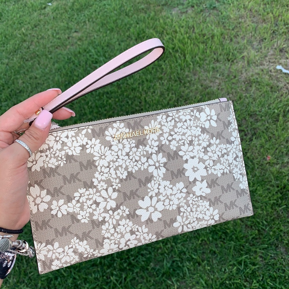 SOLD ON Ⓜ️NEW Michael Kors Large Zip Wallet Clutch